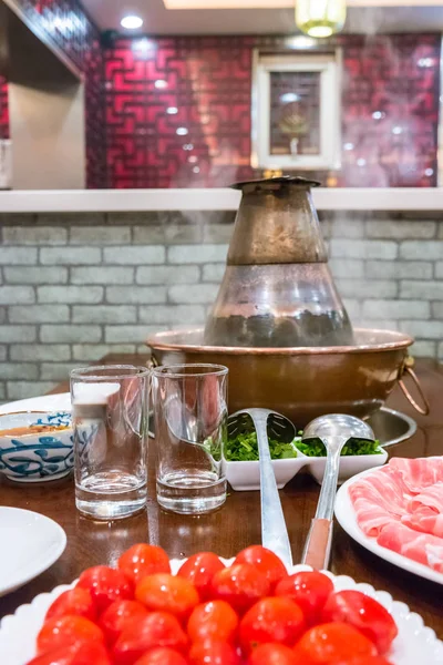 Una olla china tradicional con carne y condimentos . —  Fotos de Stock