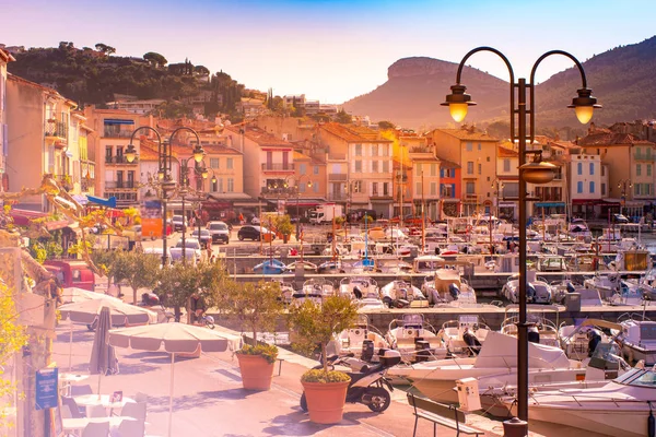 Castillo de Chateau de Cassis en la cima de la colina y primer plano de los barcos amarrados en el puerto de Cassis, Francia — Foto de Stock