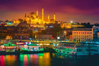 Süleymaniye Cami, gece görünümüne Galata Köprüsü, Istanbul, Türkiye.