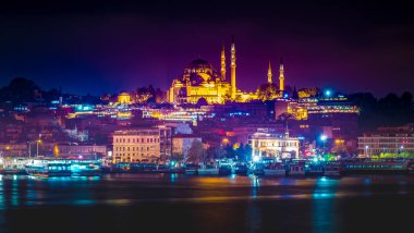 Süleymaniye Cami, gece görünümüne Galata Köprüsü, Istanbul, Türkiye.