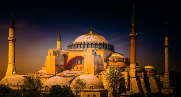 ภาพถ่ายทั่วไปของ Hagia Sophia ที่มีท้องฟ้าสีฟ้าบริสุทธิ์เป็นพื้นหลังของมัน . — ภาพถ่ายสต็อก