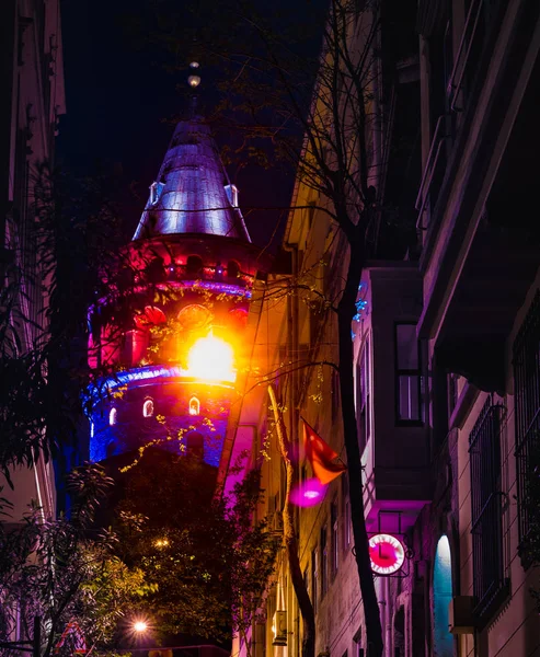Veduta della vecchia stradina con la Torre di Galata chiamata Christ Tower da Genovese una famosa architettura medievale di riferimento a Istanbul, Turchia . — Foto Stock