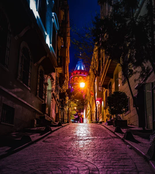 Weergave van oude smalle straat met de Galata toren genaamd Christus Tower door Genuezen een beroemde bezienswaardigheid van de middeleeuwse architectuur in Istanboel, Turkije. — Stockfoto