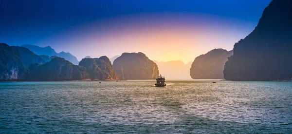 Vietnã Halong Bay bela paisagem pôr do sol — Fotografia de Stock