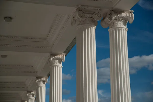 Colonne su sfondo cielo blu . — Foto Stock