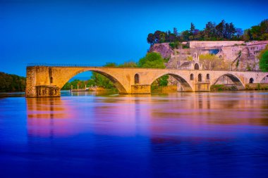 Avignon Köprüsü ve Papalar Sarayı, Avignon, gece görüş, Fransa.