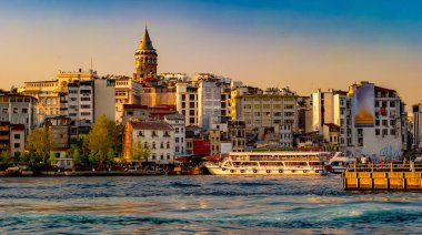 Gün batımı, Istanbul, Türkiye. Gece görünümü Galata Kulesi
