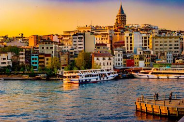 Gün batımı, Istanbul, Türkiye. Gece görünümü Galata Kulesi