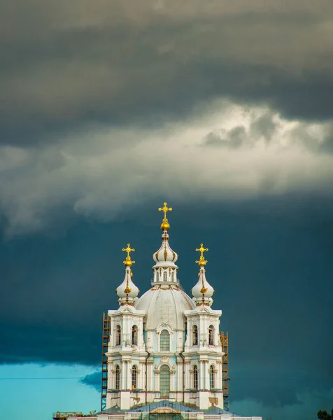 Smolny Cathedral, part of the architectural ensemble of the Smolny Monastery. Saint Petersburg, Russia. — Stock Photo, Image