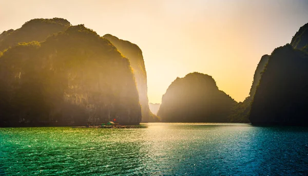 Vietnam Bahía de Halong hermoso paisaje puesta del sol — Foto de Stock