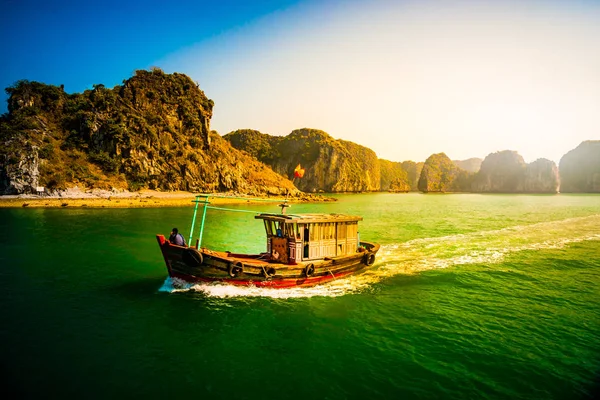Coucher de soleil à Halong Bay Vietnam avec des bateaux d'excursion au premier plan — Photo