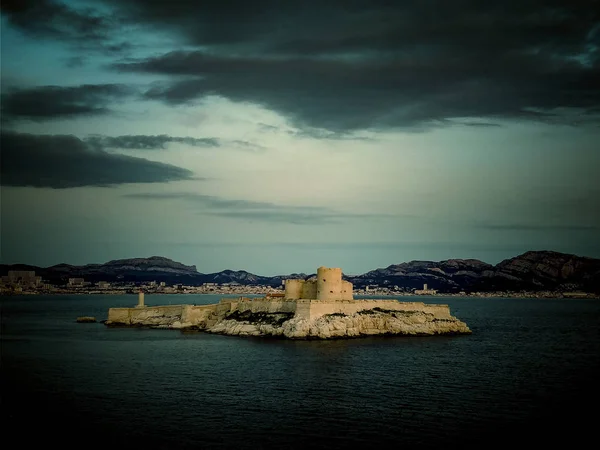 Zámek dif vězení kde Alexandra Dumase uvězněn počítat Monte Cristo ve svém románu, Marseille, Francie — Stock fotografie