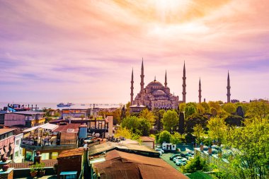 Minare ve Sultanahmet Camii kubbeleri boğaz ve Marmara Denizi içinde geçmiş, Istanbul, Türkiye.