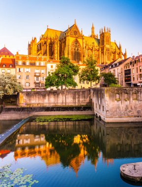 Metz, Fransa ile dramatik bir gökyüzü akan Moselle Nehri