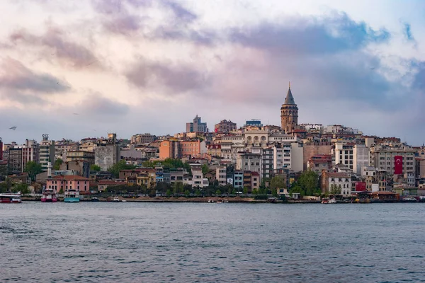 Beyoglu distriktet historisk arkitektur och galata tower medeltida landmärke i istanbul, Turkiet — Stockfoto