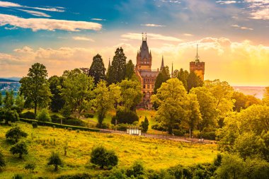 Schloss Drachenburg Şatosu, Almanya 'nın Bonn kenti yakınlarındaki Konigswinter' da yer alan bir saraydır.