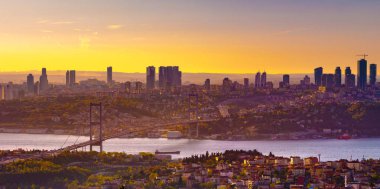 15 Temmuz şehit Köprüsü, Boğaziçi Köprüsü, gün batımı Istanbul, Türkiye'de Çamlıca Tepesi'nden