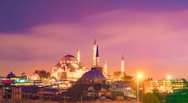 Vista nocturna a Suleymaniye Cami, desde el Puente de Galata, Estambul, Turquía . — Foto de Stock