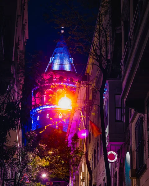 Weergave van oude smalle straat met de Galata toren genaamd Christus Tower door Genuezen een beroemde bezienswaardigheid van de middeleeuwse architectuur in Istanboel, Turkije. — Stockfoto