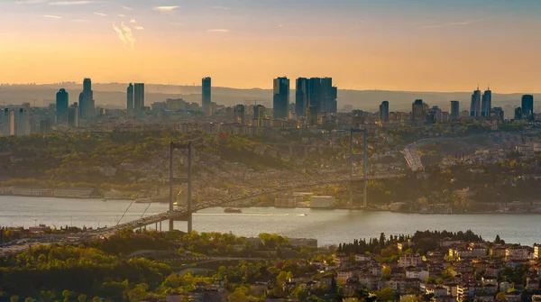 15 Temmuz şehit Köprüsü, Boğaziçi Köprüsü, gün batımı Istanbul, Türkiye'de Çamlıca Tepesi'nden — Stok fotoğraf