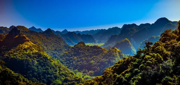 Kayalar ve kedi Ba Adası Vietnam Dağlarına. Panoramik manzara. Vietnam. — Stok fotoğraf