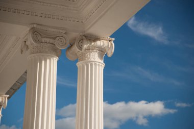 sütunlar üzerinde mavi gökyüzü arka plan.