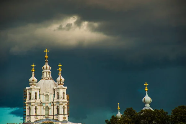 Catedral de Smolny, parte do conjunto arquitetônico do Mosteiro de Smolny. São Petersburgo, Rússia . — Fotografia de Stock