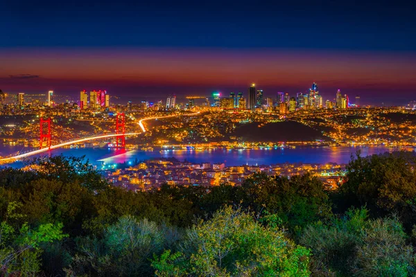 Istanbul Boğaziçi Köprüsü geceleri. Çamlıca Tepesi'nden gece görünümü. Istanbul, Türkiye. — Stok fotoğraf