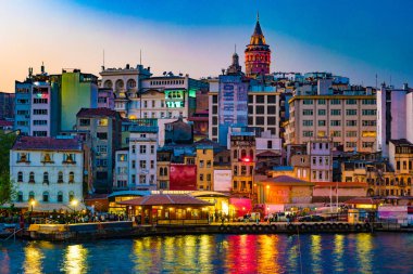 Gün batımı, Istanbul, Türkiye. Gece görünümü Galata Kulesi
