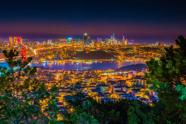 Istanbul Boğaziçi Köprüsü geceleri. Çamlıca Tepesi'nden gece görünümü. Istanbul, Türkiye. — Stok fotoğraf