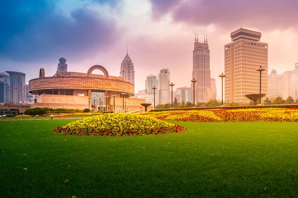 Shanghai downtown på dagtid, med Shanghai Museum bakgrund. — Stockfoto