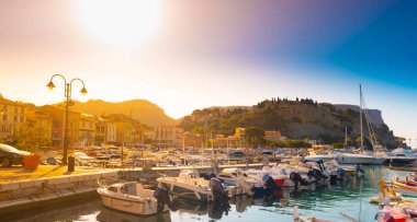 Cap Canaille ve güneşli gün-Cassis sırasında limanda tekne görünümü