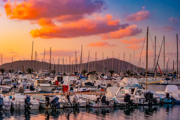 Alghero, Sardunya, İtalya limanda gün batımında.