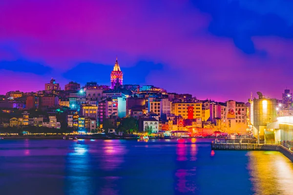 Galata-torony, a Galata-híd, a kerületi Karakoy és a éjjel, istanbul Golden Horn — Stock Fotó