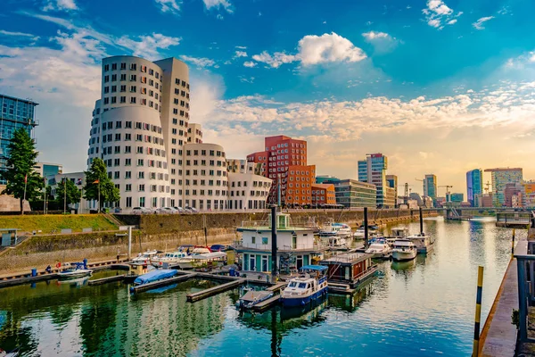 Ren-Nehri Almanya Düsseldorf'medya Harbor'da bakarak.