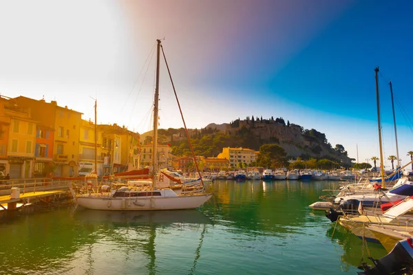 View Of Cap Canaille And Boats In The Port During Sunny Day-Cassis — Stock Photo, Image