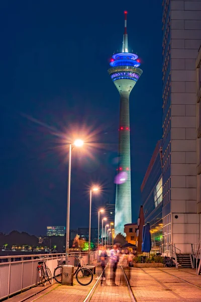 Colorida escena nocturna del río Rhein por la noche en Düsseldorf . —  Fotos de Stock