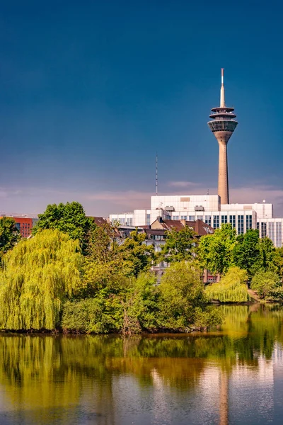 Parque Kaiserteich en Düsseldorf, Alemania — Foto de Stock