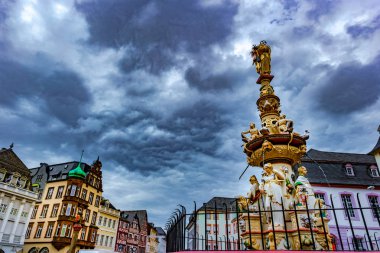 Trier, Hauptmarkt meydanında tarihi çeşme ile görünümünü