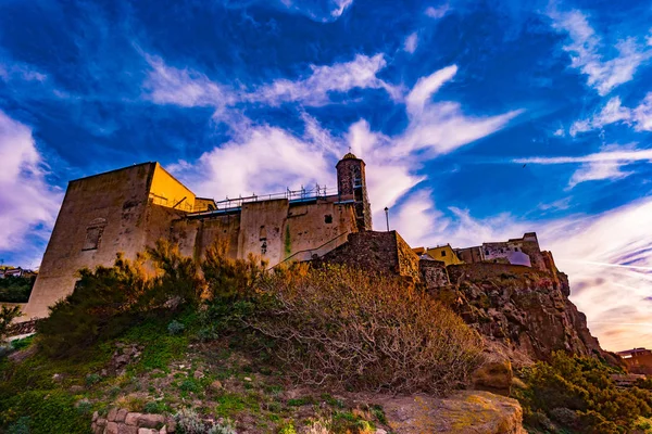 Beco bonito de castelsardo cidade velha - sardenha - itália . — Fotografia de Stock