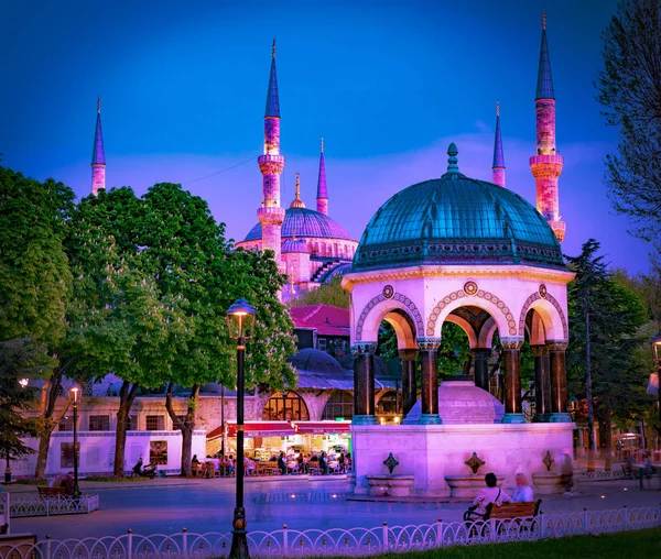 Blue Mosque at night with golden illumination. Sultanahmet Camii mosque with six minarets — Stock Photo, Image