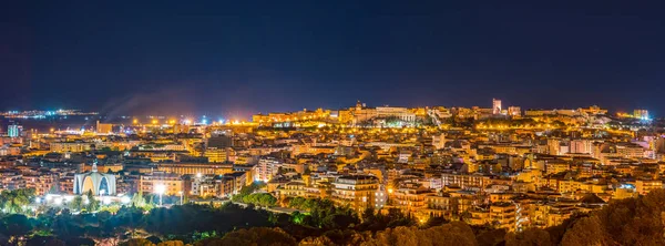 Cagliari, v noci, hlavní město regionu Sardinie, Itálie. — Stock fotografie