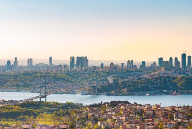 15 Temmuz şehit Köprüsü, Boğaziçi Köprüsü, gün batımı Istanbul, Türkiye'de Çamlıca Tepesi'nden