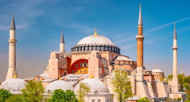 Ayasofya'nın yaz, Istanbul, Türkiye. Ayasofya'nın veya Ayasofya şehrin en ünlü yerler biridir. Ayasofya'nın bir kartpostal. Ayasofya'nın güzel doğal görünümünü güneşli bir günde.