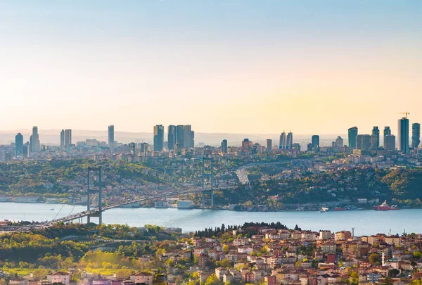 15. Juli Märtyrerbrücke, Bosporusbrücke von Camlica Hügel bei Sonnenuntergang istanbul, Türkei — Stockfoto