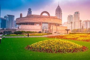 Şehir merkezinde Şanghay Müzesi arka plan ile gün anda Şangay.