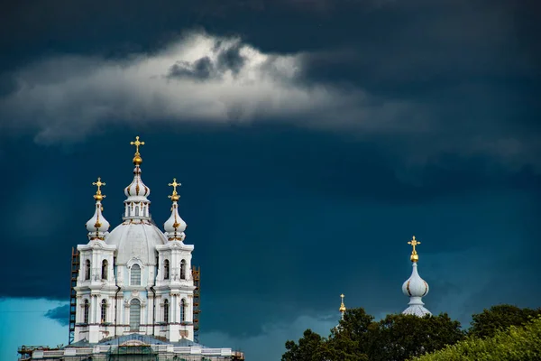 Smolny Cathedral, part of the architectural ensemble of the Smolny Monastery. Saint Petersburg, Russia. — Stock Photo, Image