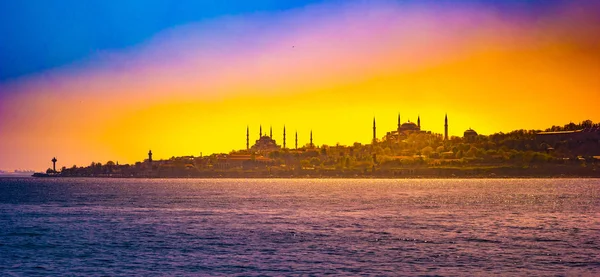 Wunderschönes Sepia-Foto der Altstadt von Istanbuls, einschließlich der blauen Moschee — Stockfoto