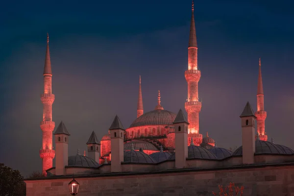 Mezquita azul por la noche con iluminación dorada, amplia vista de Estambul al atardecer. Mezquita Sultanahmet Camii con seis minaretes — Foto de Stock