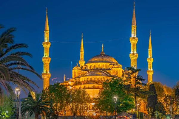 Blue Mosque at night with golden illumination, wide view of Istanbul in dusk. Sultanahmet Camii mosque with six minarets — Stock Photo, Image